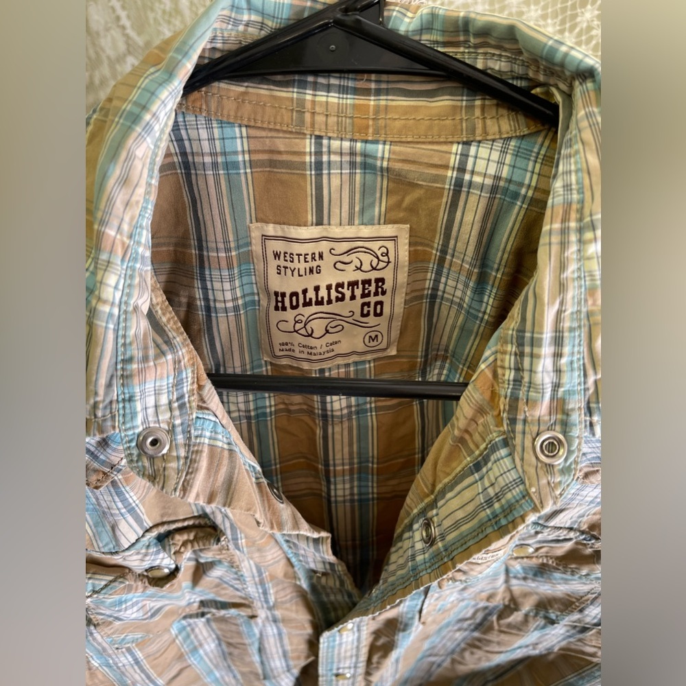 Hollister Short Sleeve button up - Picture 2 of 3